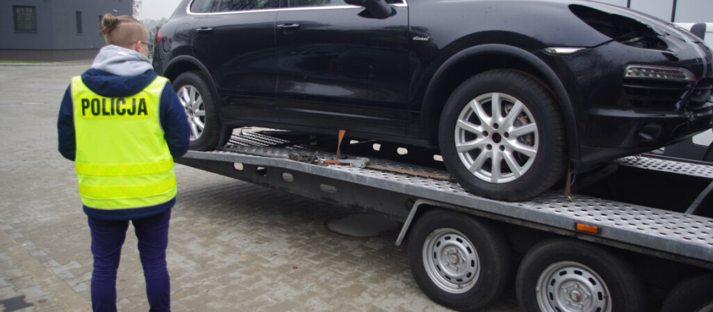 Po pijanemu wiózł kradzione auto i chciał przekupić policjantów 